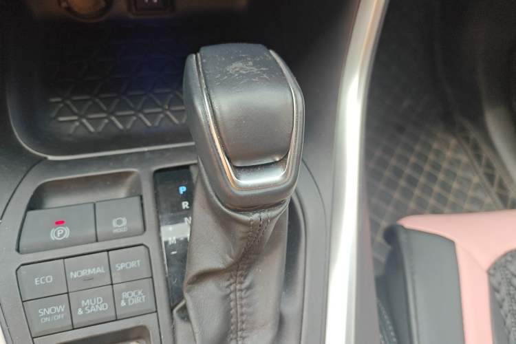 Used Toyota Wildlander 2022 2.0L CVT 4x4 Luxury PLUS Edition Gear Lever
