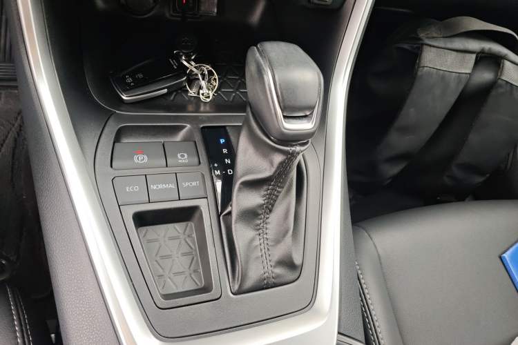 Used Toyota Wildlander 2022 2.0L CVT Two-Wheel Drive Luxury PLUS Edition Gear Lever