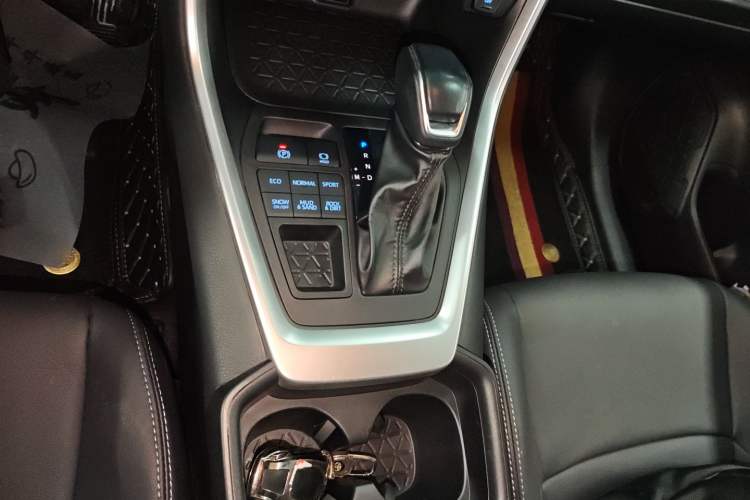 Used Toyota Wildlander 2022 2.0L CVT 4x4 Luxury PLUS Edition Gear Lever