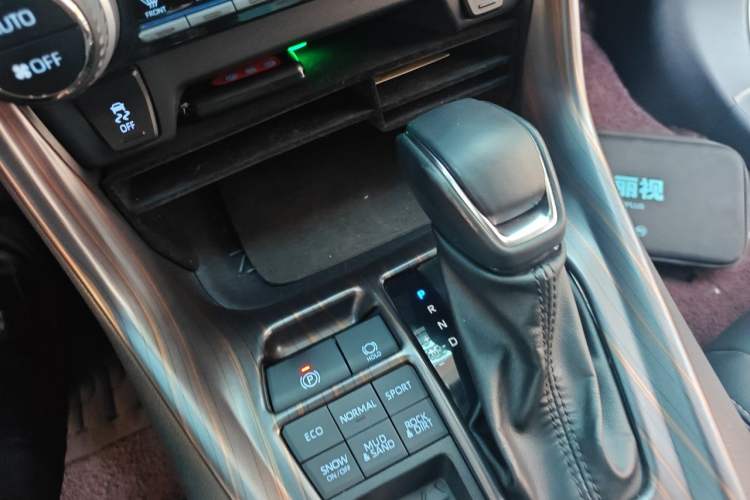 Used Toyota Wildlander 2022 2.0L CVT 4x4 Luxury PLUS Edition Gear Lever