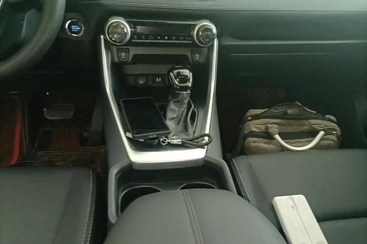 Used Toyota Wildlander 2022 2.0L CVT 4x4 Luxury PLUS Edition Gear Lever