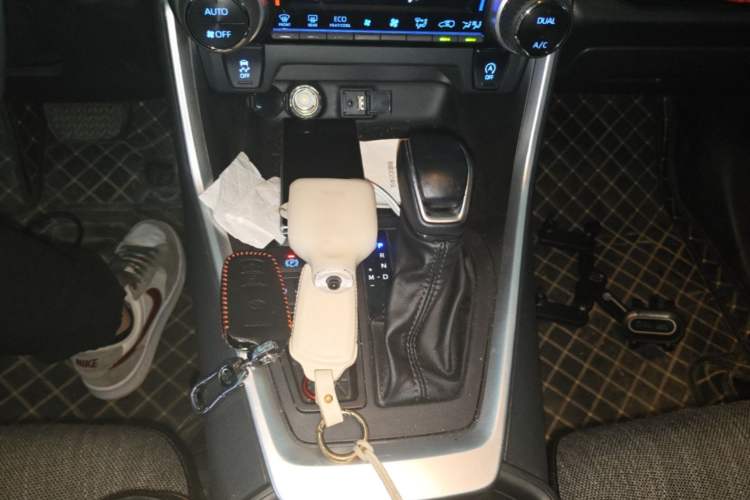 Used Toyota Wildlander 2022 2.0L CVT Two-Wheel Drive Luxury Edition Gear Lever