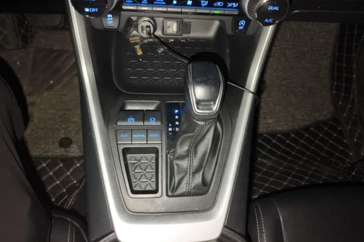 Used Toyota Wildlander 2022 2.0L CVT Two-Wheel Drive Luxury Edition Gear Lever