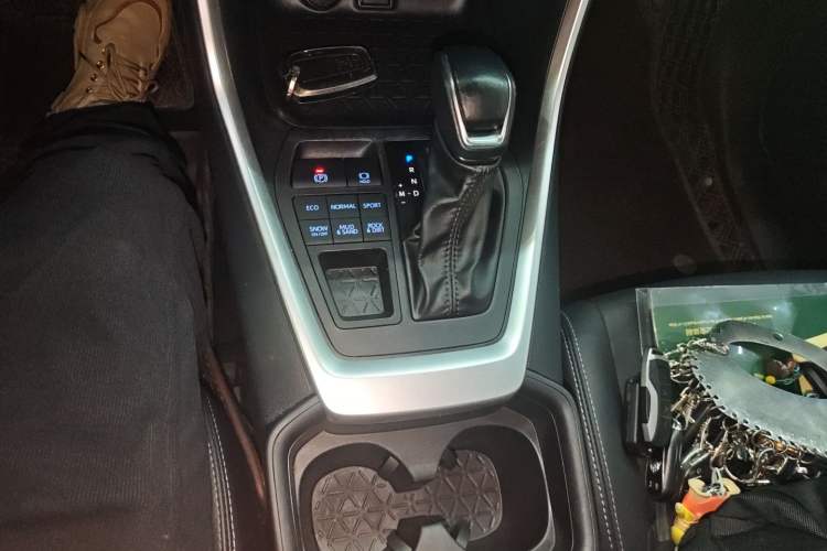 Used Toyota Wildlander 2022 2.0L CVT 4x4 Luxury PLUS Edition Gear Lever