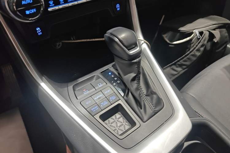 Used Toyota Wildlander 2022 2.0L CVT 4x4 Luxury PLUS Edition Gear Lever
