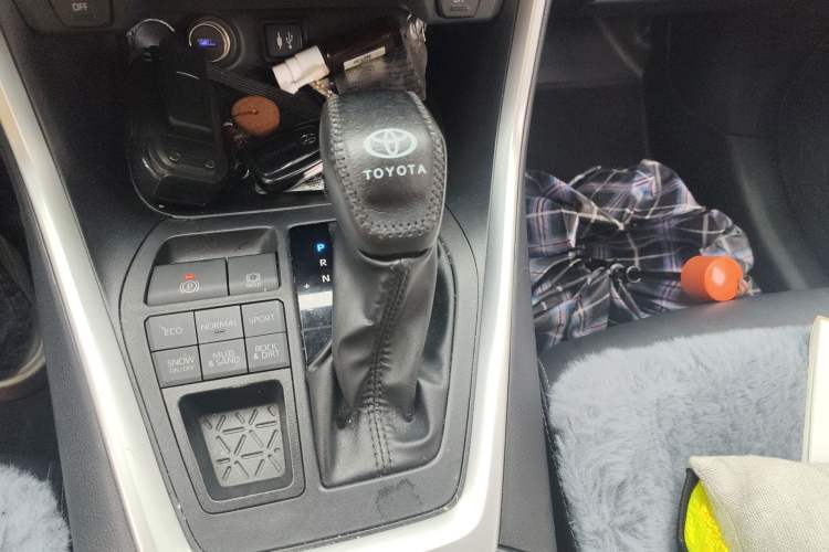 Used Toyota Wildlander 2022 2.0L CVT 4x4 Luxury PLUS Edition Gear Lever