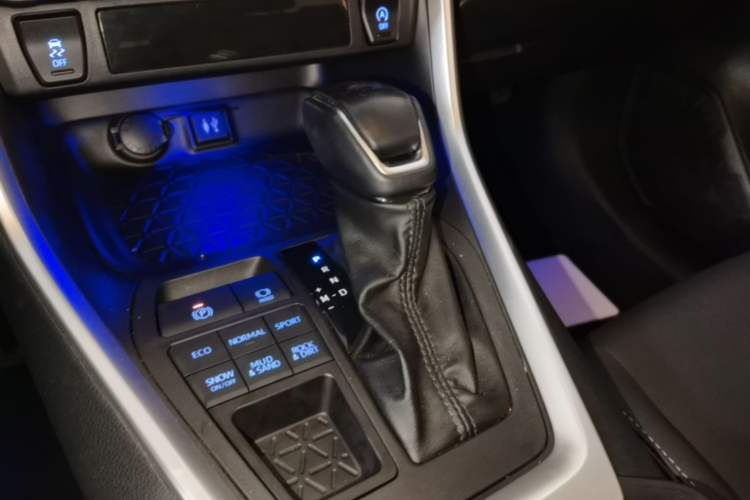 Used Toyota Wildlander 2022 2.0L CVT 4x4 Luxury PLUS Edition Gear Lever