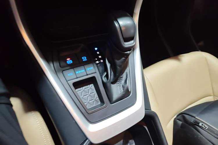 Used Toyota Wildlander 2022 Updated Version 2.0L CVT Two-Wheel Drive Leading Edition Gear Lever