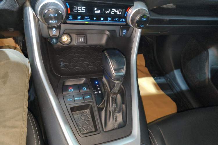 Used Toyota Wildlander 2022 2.0L CVT Two-Wheel Drive Luxury PLUS Edition Gear Lever