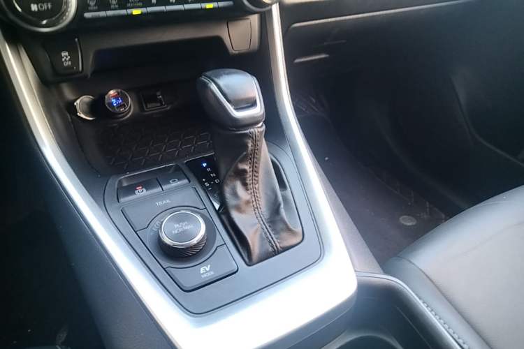 Used Toyota Wildlander 2022 Dual-Motor 2.5L E-CVT 4x4 Luxury PLUS Edition Gear Lever
