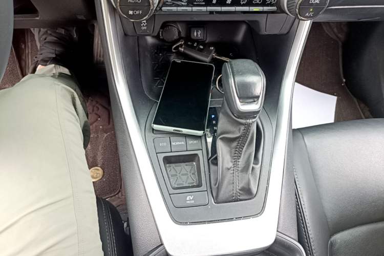 Used Toyota Wildlander 2022 Dual-Engine 2.5L E-CVT Two-Wheel Drive Luxury PLUS Edition Gear Lever