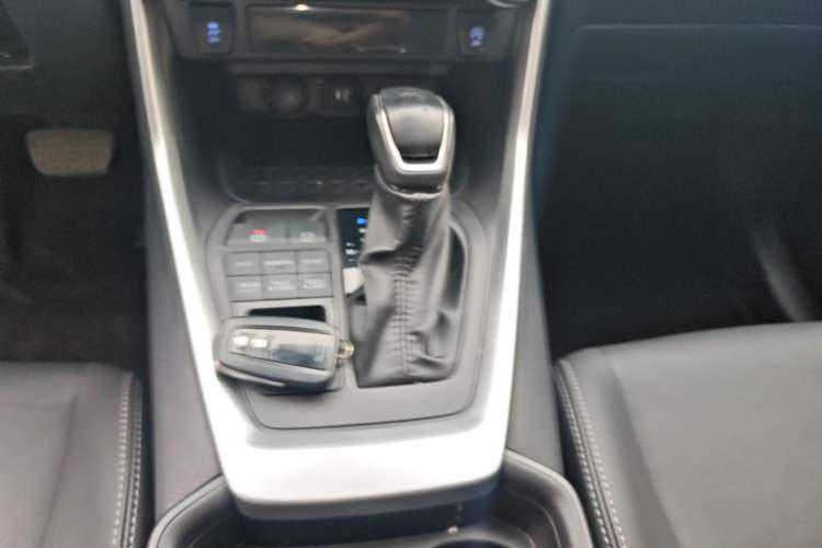 Used Toyota Wildlander 2022 2.0L CVT 4x4 Luxury PLUS Edition Gear Lever
