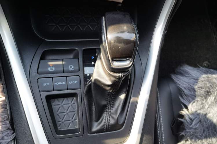Used Toyota Wildlander 2022 2.0L CVT Two-Wheel Drive Luxury PLUS Edition Gear Lever