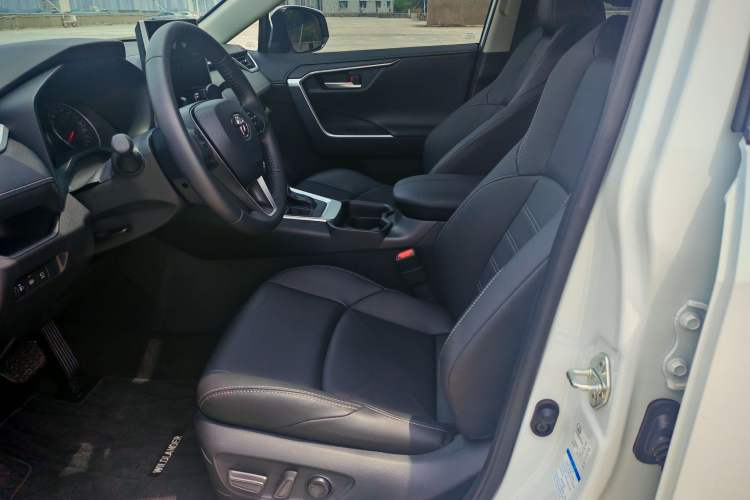 Used Toyota Wildlander 2022 2.0L CVT 4x4 Luxury PLUS Edition Interior 2