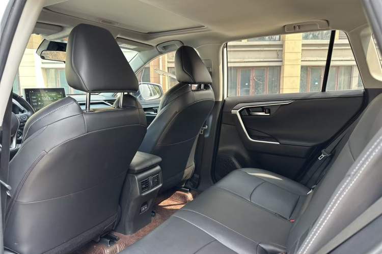 Used Toyota Wildlander 2022 2.0L CVT Four-Wheel Drive Luxury Edition Interior 3