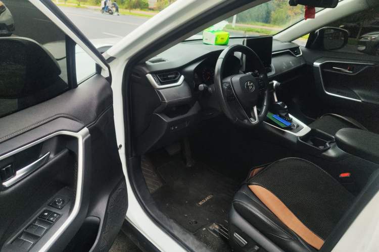 Used Toyota Wildlander 2022 2.0L CVT Two-Wheel Drive Luxury Edition Interior 3