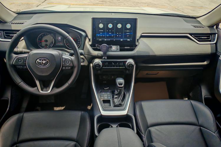 Used Toyota Wildlander 2022 2.0L CVT 4x4 Luxury PLUS Edition Interior 5