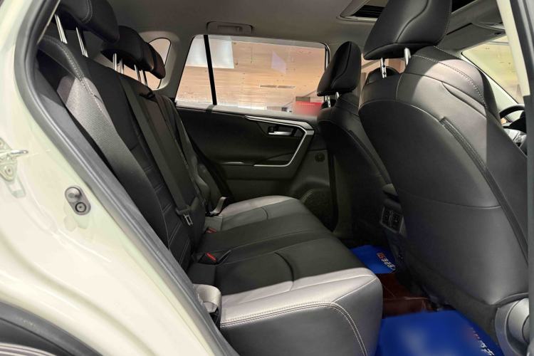 Used Toyota Wildlander 2022 2.0L CVT 4x4 Luxury PLUS Edition Interior 8