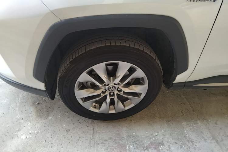 Used Toyota Wildlander 2022 Dual-Motor 2.5L E-CVT 4x4 Luxury PLUS Edition Left Front Wheel Hub