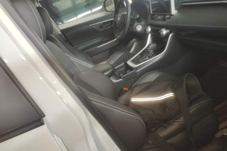 Used Toyota Wildlander 2022 Updated Version 2.0L CVT Two-Wheel Drive Leading Edition Right Front Seat