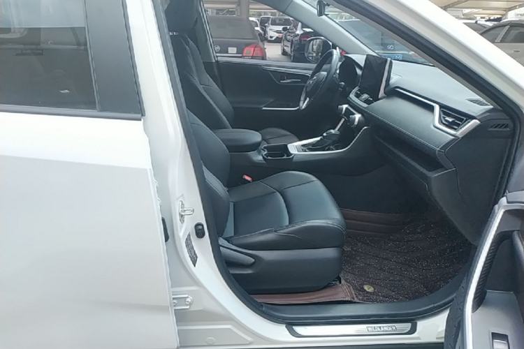 Used Toyota Wildlander 2022 2.0L CVT Two-Wheel Drive Luxury Edition Right Front Seat