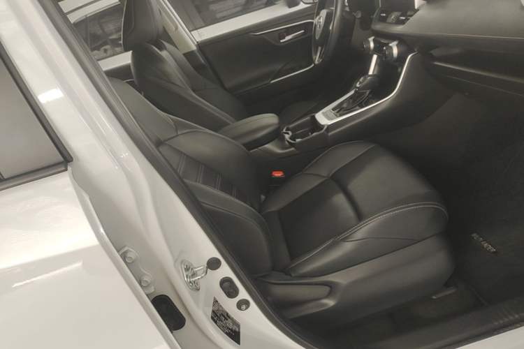 Used Toyota Wildlander 2022 2.0L CVT Two-Wheel Drive Luxury PLUS Edition Right Front Seat