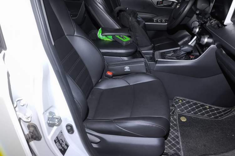 Used Toyota Wildlander 2022 Updated Version 2.0L CVT Two-Wheel Drive Leading Edition Right Front Seat