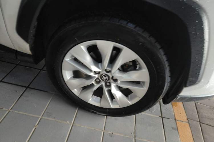 Used Toyota Wildlander 2022 Updated Version 2.0L CVT Two-Wheel Drive Leading Edition Right Front Wheel Hub