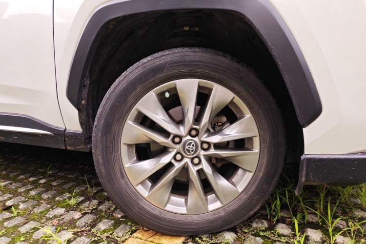 Used Toyota Wildlander 2022 Dual-Engine 2.5L E-CVT Two-Wheel Drive Luxury PLUS Edition Right Front Wheel Hub