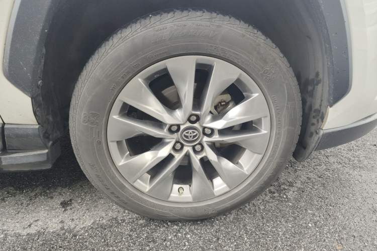 Used Toyota Wildlander 2022 2.0L CVT 4x4 Luxury PLUS Edition Right Front Wheel Hub