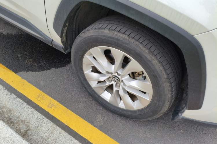 Used Toyota Wildlander 2022 Updated Version 2.0L CVT Two-Wheel Drive Leading Edition Right Front Wheel Hub