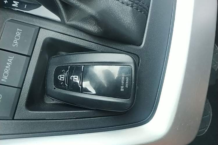 Used Toyota Wildlander 2022 2.0L CVT Two-Wheel Drive Luxury Edition Vehicle Key