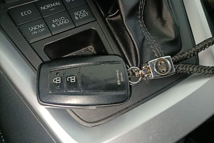 Used Toyota Wildlander 2022 2.0L CVT 4x4 Luxury PLUS Edition Vehicle Key
