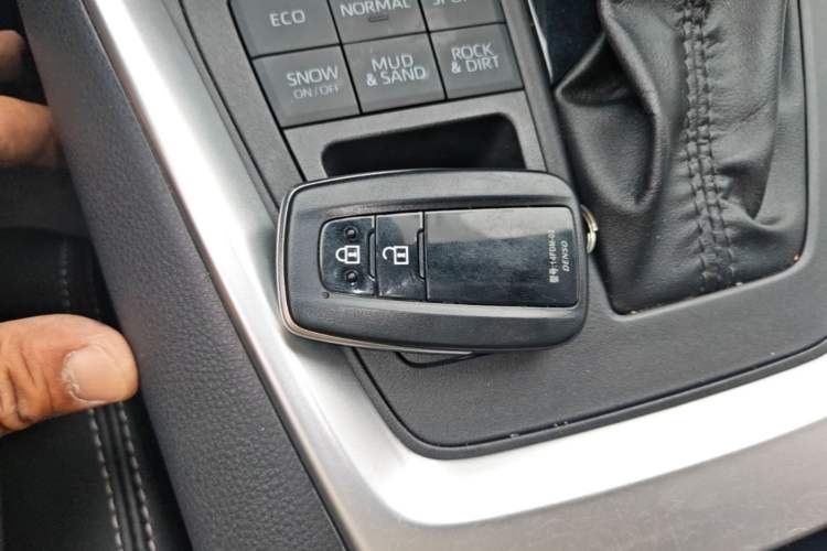 Used Toyota Wildlander 2022 2.0L CVT 4x4 Luxury PLUS Edition Vehicle Key