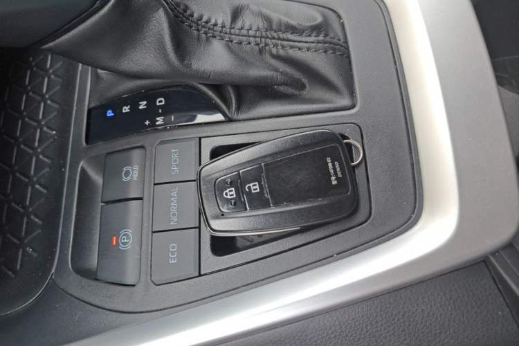 Used Toyota Wildlander 2022 2.0L CVT Two-Wheel Drive Luxury Edition Vehicle Key