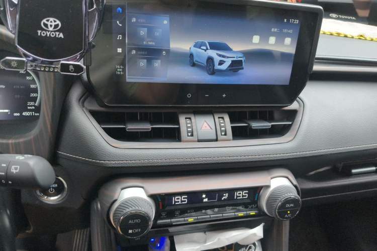 Used Toyota Wildlander 2023 Dual-Motor 2.5L E-CVT Two-Wheel Drive Luxury PLUS Edition Audio And AC Panel