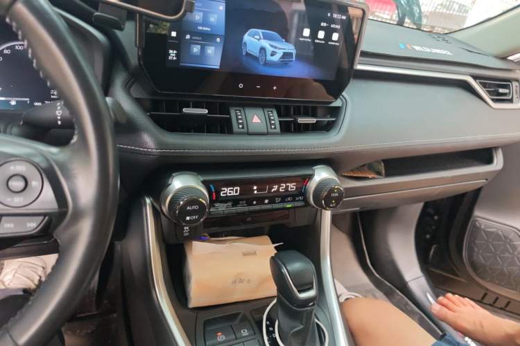 Used Toyota Wildlander 2023 Dual-Engine 2.5L E-CVT Two-Wheel Drive Urban Edition Audio And AC Panel