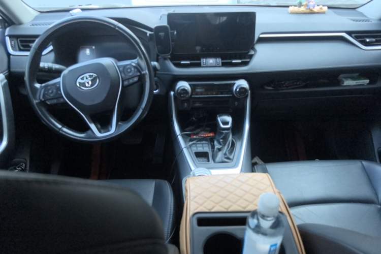 Used Toyota Wildlander 2023 2.0L CVT Four-Wheel Drive Luxury PLUS Edition Center Console