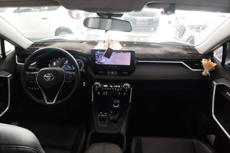 Used Toyota Wildlander 2023 2.0L CVT Two-Wheel Drive Prestige Version Center Console