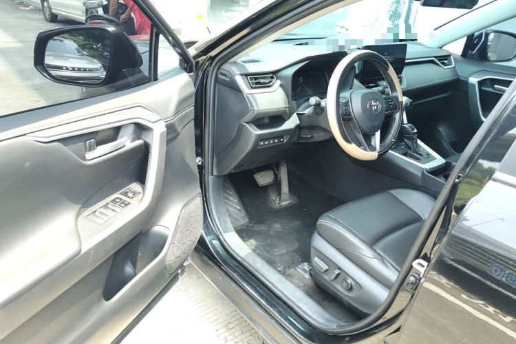 Used Toyota Wildlander 2023 2.0L CVT Two-Wheel Drive Luxury PLUS Edition Driver Seat