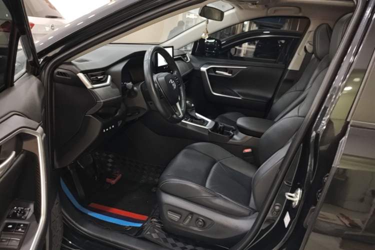Used Toyota Wildlander 2023 2.0L CVT Two-Wheel Drive Luxury PLUS Edition Driver Seat