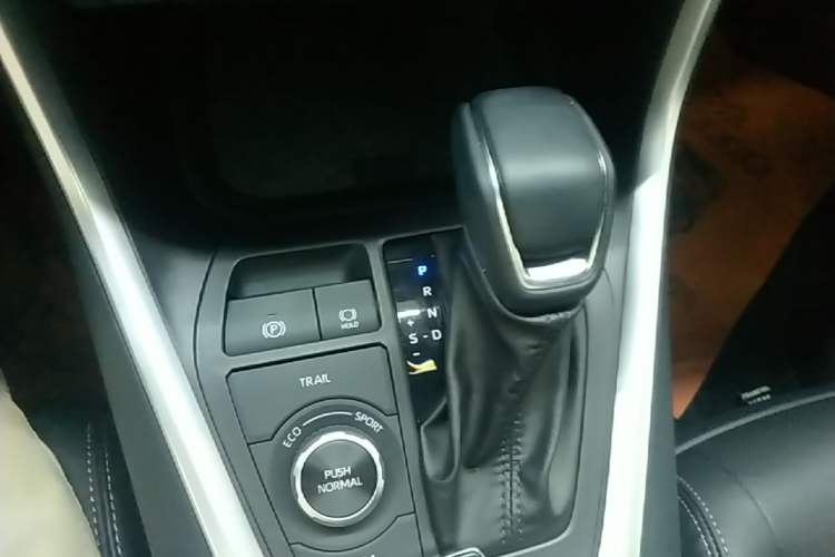 Used Toyota Wildlander 2023 Dual-Motor 2.5L E-CVT Four-Wheel Drive Prestige Edition Gear Lever