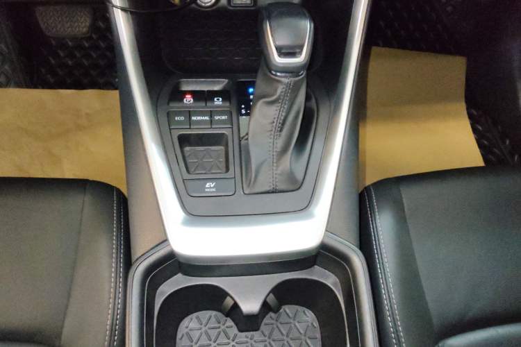 Used Toyota Wildlander 2023 Dual-Motor 2.5L E-CVT Two-Wheel Drive Luxury PLUS Edition Gear Lever