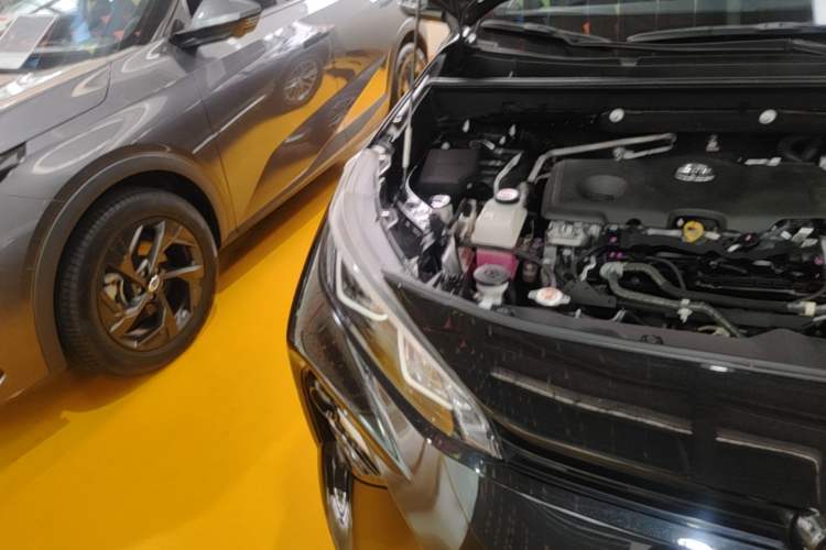Used Toyota Wildlander 2023 Dual-Motor 2.5L E-CVT Two-Wheel Drive Luxury PLUS Edition Right Front Headlight