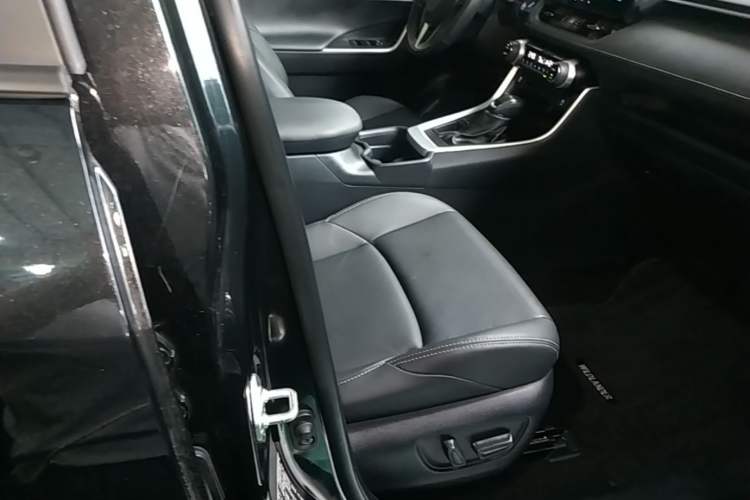 Used Toyota Wildlander 2023 2.0L CVT Two-Wheel Drive Luxury PLUS Edition Right Front Seat