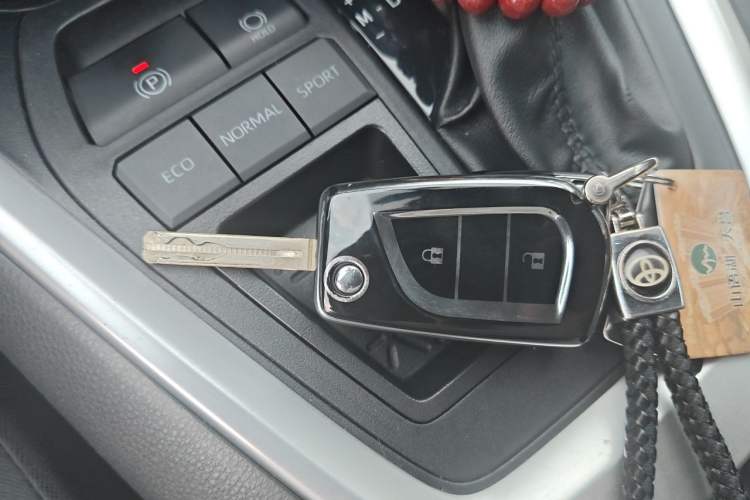 Used Toyota Wildlander 2023 2.0L CVT Two-Wheel Drive Leading Edition Vehicle Key