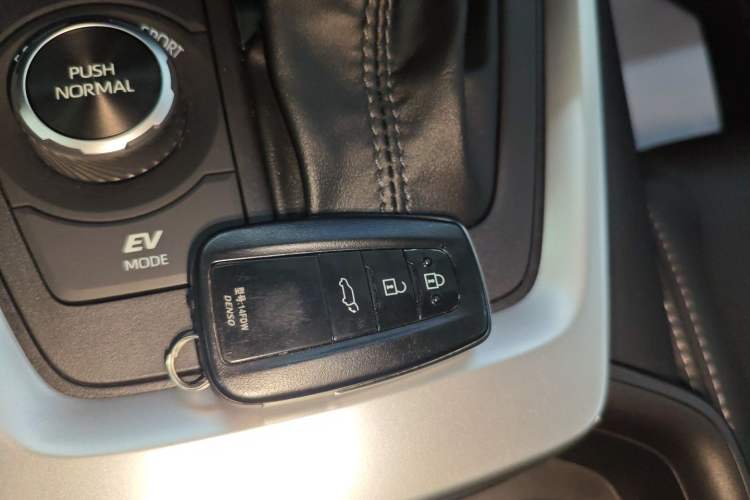 Used Toyota Wildlander 2023 Dual-Motor 2.5L E-CVT Four-Wheel Drive Prestige Edition Vehicle Key