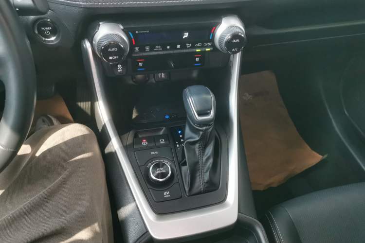 Used Toyota Wildlander 2023 Dual-Motor 2.5L E-CVT Four-Wheel Drive Prestige Edition Gear Lever
