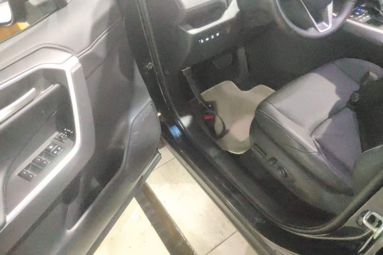 Used Toyota Wildlander 2023 2.0L CVT Four-Wheel Drive Luxury PLUS Edition Interior 3