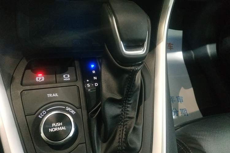 Used Toyota Wildlander 2023 Dual-Motor 2.5L E-CVT Four-Wheel Drive Prestige Edition Gear Lever